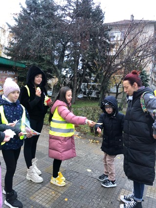 Деца от ОУ „Св. Патриарх Евтимий“ във В. Търново и служители на Пътна полиция за поредна година се включиха в кампанията „Посланията на есенния лист“