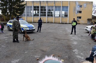 Служители на ОДМВР – В. Търново гостуваха на детска градина „Пламъче“ в Дебелец