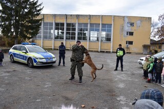 Служители на ОДМВР – В. Търново гостуваха на детска градина „Пламъче“ в Дебелец