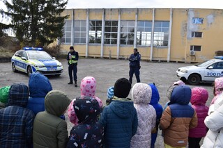 Служители на ОДМВР – В. Търново гостуваха на детска градина „Пламъче“ в Дебелец