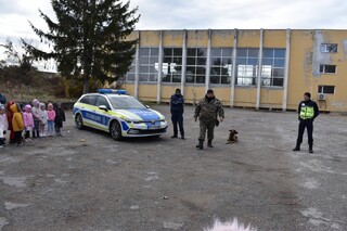 Служители на ОДМВР – В. Търново гостуваха на детска градина „Пламъче“ в Дебелец