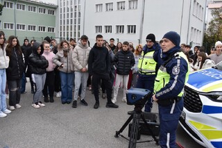 Беседа по пътна безопасност и демонстрация на полицейска техника се проведе днес в ПМГ „Васил Друмев“ по повод Световния ден за възпоменание на жертвите от пътнотранспортни произшествия