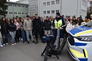 Беседа по пътна безопасност и демонстрация на полицейска техника се проведе днес в ПМГ „Васил Друмев“ по повод Световния ден за възпоменание на жертвите от пътнотранспортни произшествия