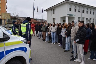 Беседа по пътна безопасност и демонстрация на полицейска техника се проведе днес в ПМГ „Васил Друмев“ по повод Световния ден за възпоменание на жертвите от пътнотранспортни произшествия