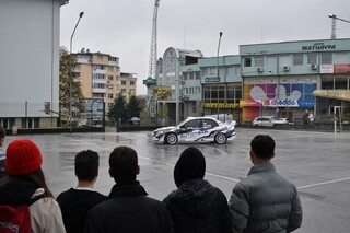 Беседа и демонстрация по безопасно шофиране се проведе днес пред ученици от ПМГ „Васил Друмев“ във В. Търново