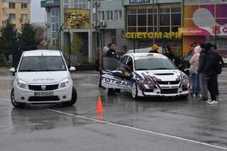 Беседа и демонстрация по безопасно шофиране се проведе днес пред ученици от ПМГ „Васил Друмев“ във В. Търново