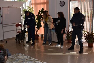 Служители на ОДМВР – В. Търново гостуваха на Дневен център за хора с увреждания във В. Търново