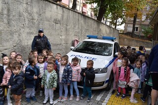 Служители на РУ – В. Търново и служебно куче гостуваха на децата от ДГ „Здравец“