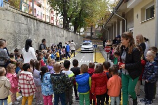 Служители на РУ – В. Търново и служебно куче гостуваха на децата от ДГ „Здравец“