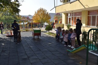 Служебно куче и водачът му гостуваха на децата от Детска градина „Райна Княгиня“