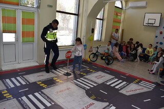Пътен полицай гостува на най-големите възпитаници на Детска градина „Пролет“