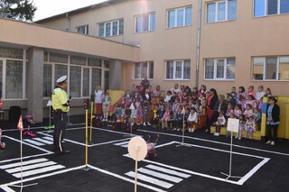 С песни и гатанки откриха площадка по пътна безопасност в ДГ „Ален мак“ в Г. Оряховица