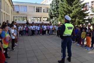Служители на Пътна полиция беседваха за безопасността на движение с деца от предучилищна възраст до 7 клас