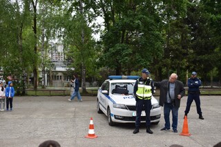 Служители на РУ – В. Търново запознаха най-малките ученици на СУ „Емилиян Станев“ с работата на полицая