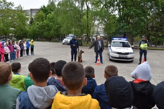 Служители на РУ – В. Търново запознаха най-малките ученици на СУ „Емилиян Станев“ с работата на полицая