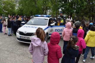 Служители на РУ – В. Търново запознаха най-малките ученици на СУ „Емилиян Станев“ с работата на полицая