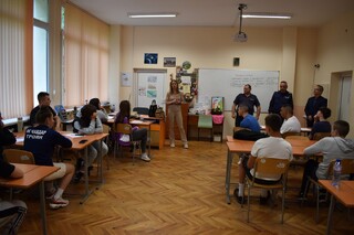 Поредица от беседи за работата на полицаите, опасностите в интернет, пътната безопасност и злоупотребата с наркотични вещества проведоха служители на РУ  В. Търново в две училища в областния град