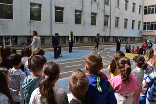 Поредица от беседи за работата на полицаите, опасностите в интернет, пътната безопасност и злоупотребата с наркотични вещества проведоха служители на РУ  В. Търново в две училища в областния град
