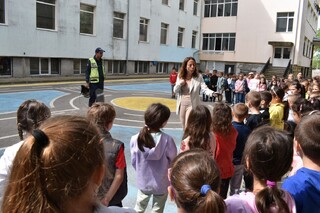 Поредица от беседи за работата на полицаите, опасностите в интернет, пътната безопасност и злоупотребата с наркотични вещества проведоха служители на РУ  В. Търново в две училища в областния град