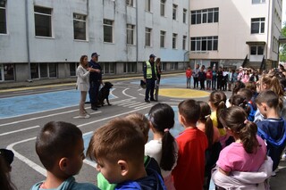 Поредица от беседи за работата на полицаите, опасностите в интернет, пътната безопасност и злоупотребата с наркотични вещества проведоха служители на РУ  В. Търново в две училища в областния град