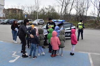 Полицейски служители посетиха децата от Детска градина „Шареният замък“