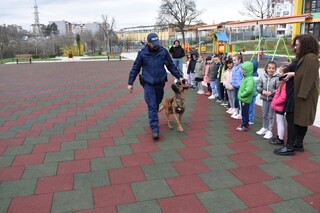 Полицейски служители посетиха децата от Детска градина „Шареният замък“