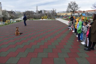 Полицейски служители посетиха децата от Детска градина „Шареният замък“
