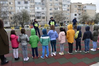 Полицейски служители посетиха децата от Детска градина „Шареният замък“
