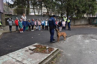 Полицаи гостуваха на първокласници от ОУ „Св. Патриарх Евтимий“