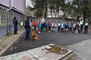 Полицаи гостуваха на първокласници от ОУ „Св. Патриарх Евтимий“