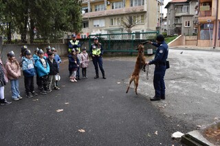 Полицаи гостуваха на първокласници от ОУ „Св. Патриарх Евтимий“