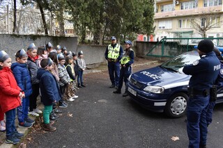 Полицаи гостуваха на първокласници от ОУ „Св. Патриарх Евтимий“