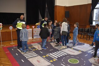 Поредица от беседи по пътна безопасност проведе Пътна полиция – В. Търново с ученици от СУ „Емилиян Станев“ в областния град