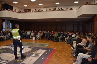 Поредица от беседи по пътна безопасност проведе Пътна полиция – В. Търново с ученици от СУ „Емилиян Станев“ в областния град