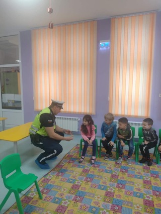 Децата от детска градина „Шареният замък“ се запознаха с полицейската професия