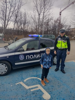 Децата от детска градина „Шареният замък“ се запознаха с полицейската професия