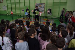 Беседи по пътна безопасност изнесоха служители на Пътна полиция пред ученици от ОУ „Св. Патриарх Евтимий“