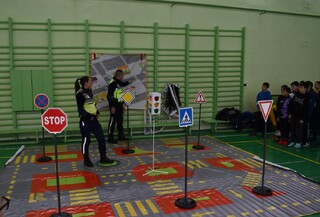 Беседи по пътна безопасност изнесоха служители на Пътна полиция пред ученици от ОУ „Св. Патриарх Евтимий“