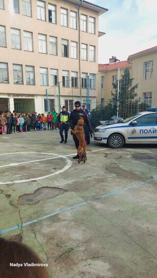 Служители на ОДМВР – В. Търново гостуваха на ученици от ОУ „Димитър Благоев“