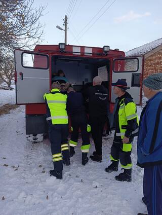 И в снежната стихия рамо до рамо полиция и пожарна