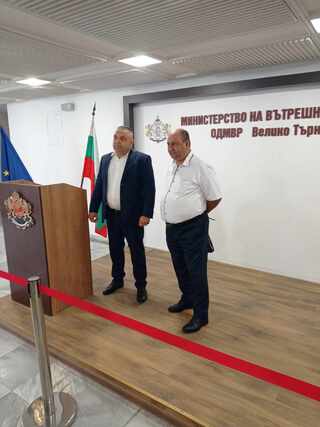 Служители на ОДМВР – В. Търново задържаха двама мъже в нива с растения от рода на конопа