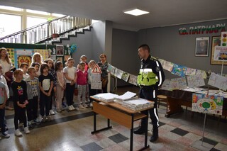 Пътен полицай връчи награди за най-добра рисунка