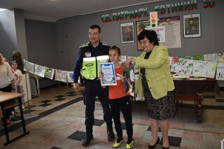 Пътен полицай връчи награди за най-добра рисунка