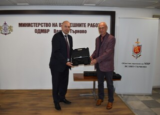 Заместник-министър Венцислав Катинов връчи оръжие на полицаи от ОДМВР – Велико Търново
