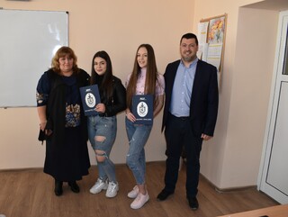 Ученички получиха благодарност от полицията във Велико Търново за достойна постъпка