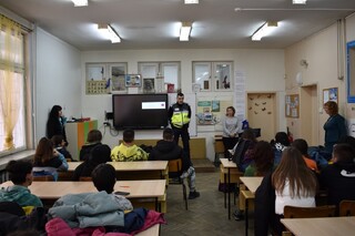 Среща –разговор за професията „полицай“ със седмокласници се проведе днес в търновско училище