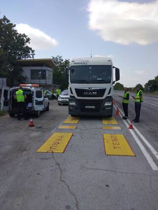 Предприети са засилени проверки на товарните автомобили и автобусите