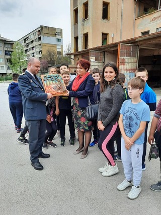 Ученици подариха на търновските огнеборци саморъчно изработено пано
