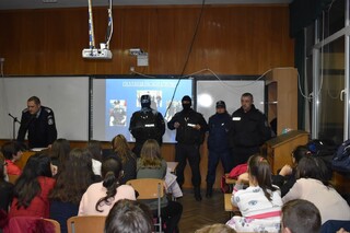 Полицаи запознаха ученици с явлението „Активен стрелец“