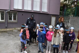 Полицейски служители гостуваха на деца от предучилищната група на ОУ „Св. П. Евтимий“